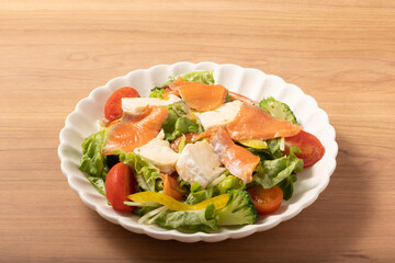 スモークサーモンとクリームチーズのサラダ