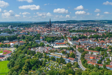 Obraz premium Die Friedrichsau, grüne Lunge der Stadt Ulm an der Donau im Luftbild