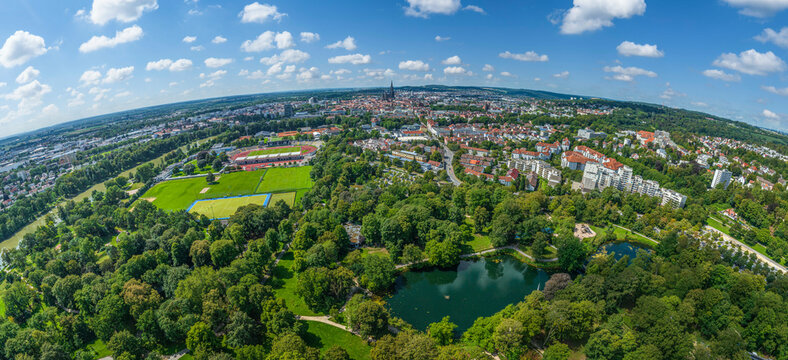 Ausblick auf die Friedrichsau, ein gro&szlig;es Naherholungsgebiet der Doppelstadt Ulm/Neu-Ulm