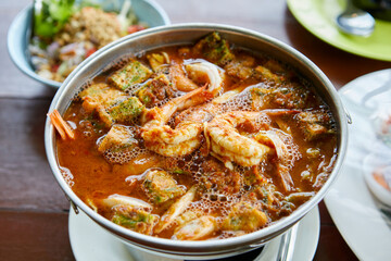 Sour curry shrimp with vegetable omelet in hot pot