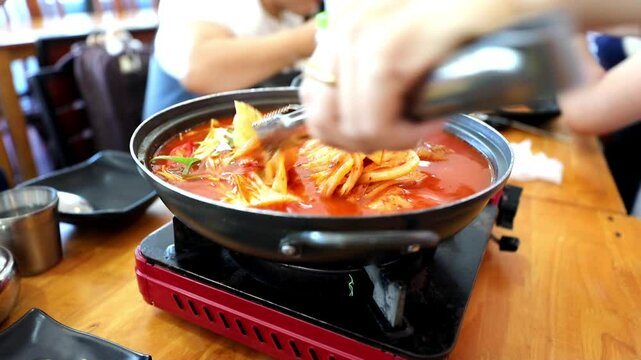 맛있는 한국 음식인  김치 찌개의 모습입니다.
