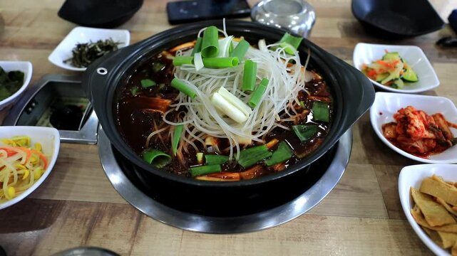 맛있는 한국 음식인 소고기 전골의 모습입니다.