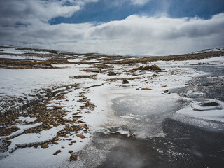 Rivière gelée dans un paysage hivernal en Islande