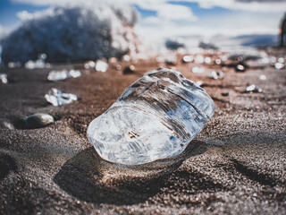 Bloc de glace sur le sable de Diamond Beach en Islande © Cdric