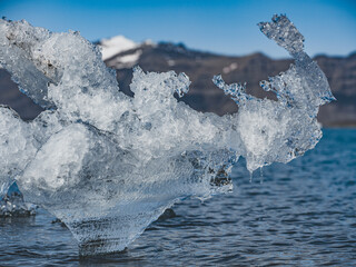Iceberg sculpté par la nature dans le lagon de Jökulsárlón en Islande © Cdric