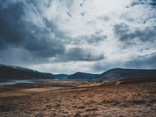 Paysage dramatique islandais sous un ciel nuageux