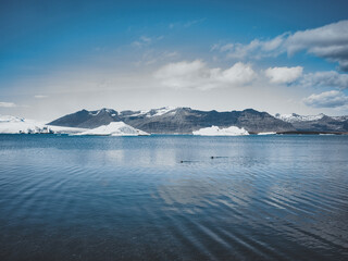 Lagon glaciaire de Jökulsárlón sous un ciel bleu, Islande