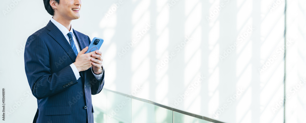 Aufkleber スマホ、男性、ビジネス、スマートフォン、ビジネスマン、アプリ、SNS、笑顔、日本人、転職、マッチング、紹介、人材、仕事、就職、情報、サイト、web、オンライン、インターネット、ゲーム、コピースペース、広告、職探し、オフィス、ビジネスパーソン、若い、希望、目標、モバイル、DX、IoT、デジタル、データ、将来、金融、資産運用、テクノロジー、面白い、楽しい、ポジティブ、期待、キャンペーン、サラリーマン、