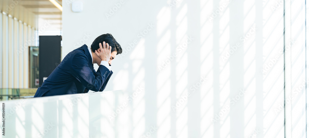 Fototapete ビジネス、悩む、ビジネスマン、会社員、男性、落ち込む、ショック、ビジネスパーソン、がっかり、失敗、後悔、転職、残念、困る、トラブル、問題、プレッシャー、緊張、迷う、コピースペース、広告、就職、仕事、企業、サラリーマン、不満、ストレス、考える、悩み、疑問、心配、不安、課題、憂うつ、フラストレーション、ネガティブ、日本人、疲労、過労、倒産、辛い、苦しい、苦労、人材、人手不足、経営者、オフィス、悔しい、