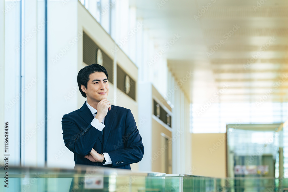 Fototapete ビジネス、男性、会社員、ビジネスマン、人物、ビジネスパーソン、日本人、笑顔、期待、希望、考える、転職、目標、検討、想像、発想、プロジェクト、計画、将来、夢、ポジティブ、挑戦、チャレンジ、キャリア、人材、広告、コピースペース、スーツ、サラリーマン、ビル、オフィス、仕事、職場、予測、自己啓発、未来、進路、マネジメント、ゼネコン、デベロッパー、経営、起業、企業、採用、求人、楽しみ、若い、自信、サクセス、