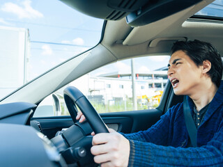 運転、ドライバー、イライラ、怒る、煽り運転、自動車、危険、クラクション、事故、交通、渋滞、男性、日本人、怒り、急ぐ、スピード、違反、マナー、ルール、運転席、車内、インテリア、ストレス、フラストレーション、困る、トラブル、問題、むかつく、免許、焦り、トイレ難民、ドライブ、長時間、保険、安全、割り込み、車間距離、迷惑、路上駐車、ウィンカー、ハンドル、マイカー、道路、旅行、通勤、若い、あおり運転、パッシ