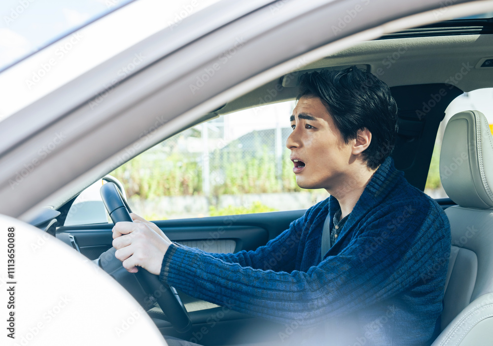 Aufkleber 運転、ドライバー、イライラ、怒る、煽り運転、自動車、危険、クラクション、事故、交通、渋滞、男性、日本人、怒り、急ぐ、スピード、違反、マナー、ルール、運転席、車内、インテリア、ストレス、フラストレーション、困る、トラブル、問題、むかつく、免許、焦り、トイレ難民、ドライブ、長時間、保険、安全、割り込み、車間距離、迷惑、路上駐車、ウィンカー、ハンドル、マイカー、道路、旅行、通勤、若い、あおり運転、規制、