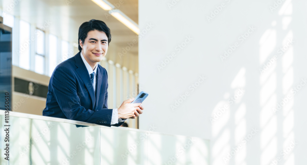 Leinwandbilder スマホ、男性、スマートフォン、ビジネス、ビジネスマン、会社員、アプリ、転職、マッチング、キャンペーン、ビジネスパーソン、SNS、メール、笑顔、日本人、紹介、人材、仕事、就職、情報、サイト、web、オンライン、インターネット、ゲーム、コピースペース、広告、職探し、オフィス、若い、モバイル、DX、IoT、デジタル、データ、金融、資産運用、テクノロジー、面白い、楽しい、ポジティブ、サラリーマン、企業、セ