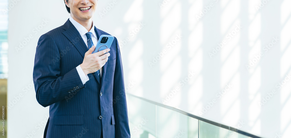 Poster スマホ、スマートフォン、ビジネスマン、男性、ビジネス、アプリ、メール、SNS、動画、笑顔、ビジネスパーソン、オフィス、ロビー、検索、予約、クーポン、ポイント、キャンペーン、セール、ブラックフライデー、ネットショッピング、ECサイト、オークション、フリマ、ポジティブ、仕事、クラウド、IoT、IT、DX、デジタル、データ、投稿、メッセージ、営業、スーツ、転職、紹介、マッチング、サイト、オンライン、we