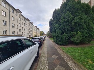Fototapeta premium Bürgersteig in einem Wohngebiet in Berlin Treptow/Köpenick