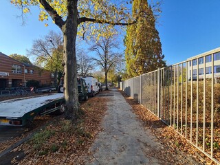 Fototapeta premium Bürgersteig mit strahlend blauem Himmel in Berlin Neukölln (Ecke Sonnenallee)