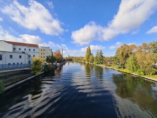 Obraz premium wunderschöner Seeblick von der ''Katzengrabensteig'' - Brücke auf den See in der Altstadt Köpenick (Berlin)