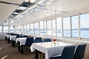 Fototapeta premium Indulge in an Elegant Waterfront Dining Experience While Enjoying Stunning Scenic Views