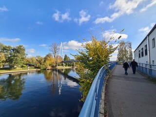 Spaziergang über die Brücke ''Katzengrabensteig'' in Berlin Köpenick