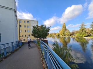 Spaziergang über die Brücke ''Katzengrabensteig'' in Berlin Köpenick