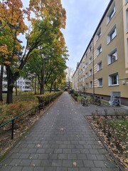 Spaziergang durch ein Wohnebiet in Berlin Johannisthal