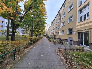 Spaziergang durch ein Wohnebiet in Berlin Johannisthal
