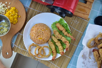 a dish of Cajun fried rice or spicy fried rice, with the addition of crispy fried shrimp or what is usually called tempura