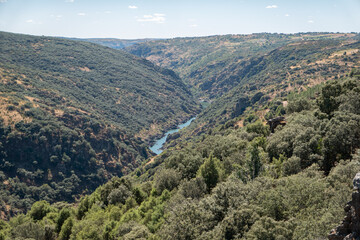 Entre verdes montanhas o rio Douro em Miranda do Douro, Portugal © LuIvDa