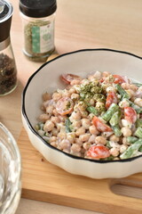 This is a chickpea salad, usually served during thanksgiving and christmas, a food rich in tradition.