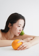 ウェットなヘアをした若く美しい女性のスタイリッシュなビューティーイメージ