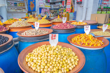 Etalage d'olives sur un marché de Casablanca au Maroc.