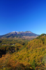 秋の開田高原　九蔵峠から眺めた御嶽山と紅葉