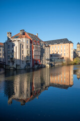 vue du centre ville de Metz, au bord de la Moselle à proximité du petit port de plaisance reflet des bâtiment dans l'eau