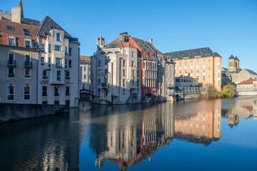 vue du centre ville de Metz, au bord de la Moselle à proximité du petit port de plaisance reflet des bâtiment dans l'eau