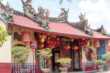 Fototapeta premium Entrance door of a klenteng, a place of worship for Confucianists, with dragon snake ornaments.