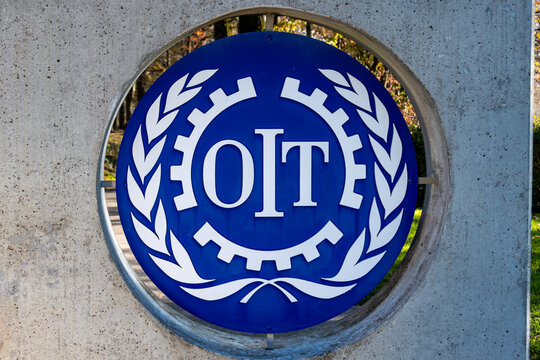 Gen&egrave;ve, Suisse - 16 novembre 2024: Logo &agrave; l'entr&eacute;e du si&egrave;ge de l'Organisation internationale du travail (OIT ou ILO), agence sp&eacute;cialis&eacute;e de l'ONU charg&eacute;e des normes internationales du travail