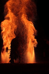 Aus der Hölle entsprungen, Als Teufel verkleidetet Menschen In Feuer und Rauch