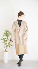 女性秋服冬服のファッションコーディネート全身（縦向き）.
