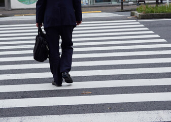 冬の朝のビジネス街で歩く通勤の人々の姿
