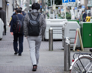 Fototapeta premium 冬の朝のビジネス街で歩く通勤の人々の姿