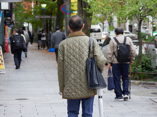 冬の朝のビジネス街で歩く通勤の人々の姿