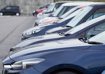 屋外の駐車場のたくさんの車の様子