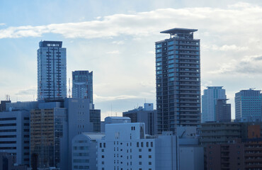 朝の日本の都市の住宅地のビルの風景