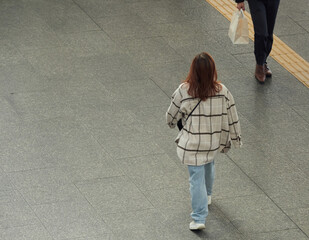 冬の朝の街の繁華街で歩く人々の姿