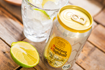 角ハイボールの缶と瓶!どちらを選ぶべき?