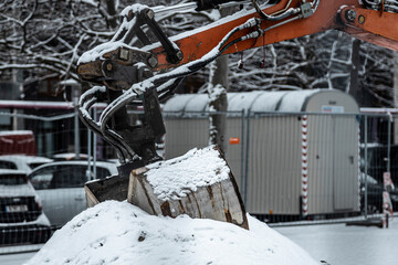 Eine mit Schnee bededeckte stillstehende Baustelle