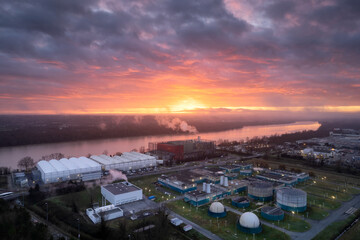 usine au lever du jour