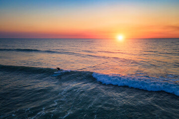 Surf au coucher de soleil