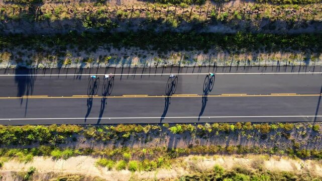 Video de ciclistas drone 4k, imagens neutra ciclistas visto de cima, ciclista sem identifica&ccedil;&atilde;o