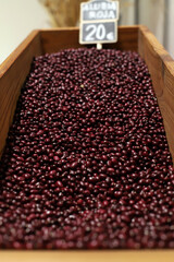 alubia roja ecológica en recipiente de madera en un mercado para su venta a granel